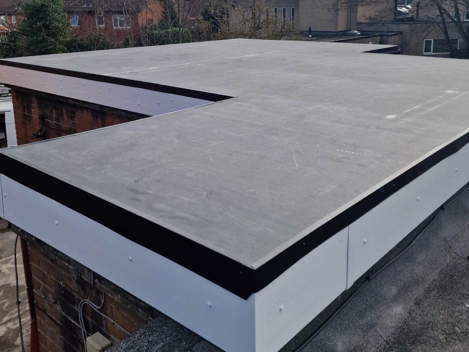 Flat roof drainage system